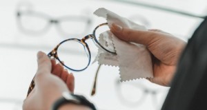 Hur rengör du glasögon