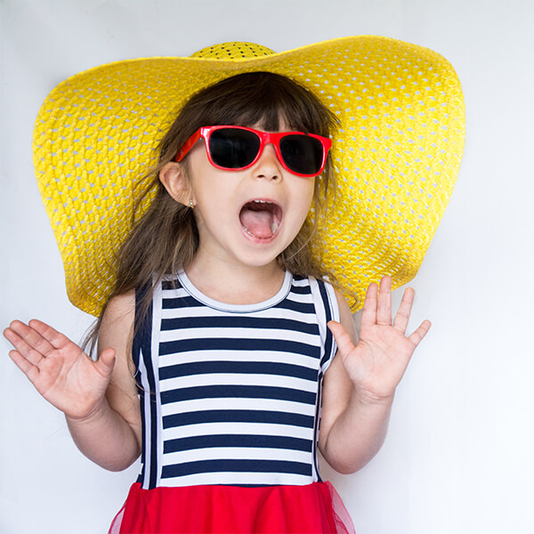 7 skäl till varför barn behöver bära solglasögon