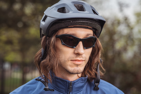 Ung man med futuristiska sportiga solglasögon