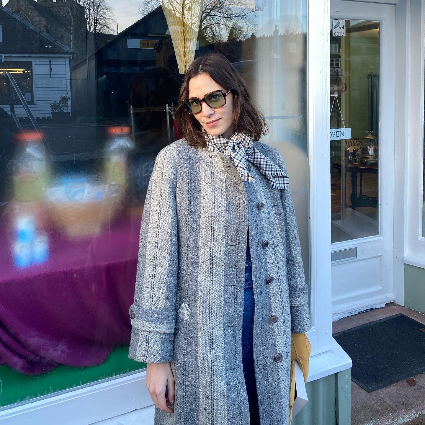 Alexa Chung bär blå kappa och solglasögon i 70-talsstil