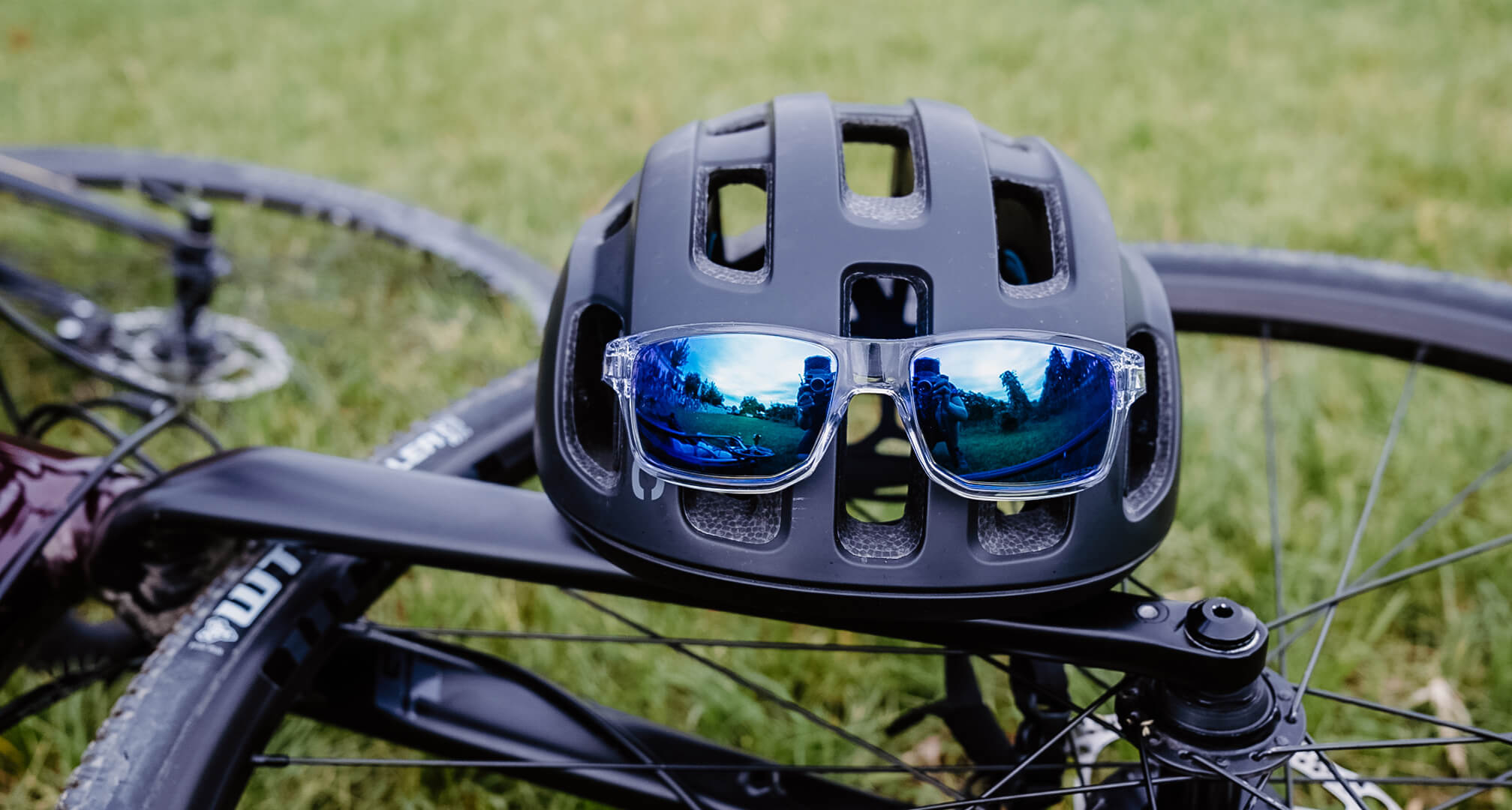 solglasögon med blå spegel på cykelhjälm med cykel
