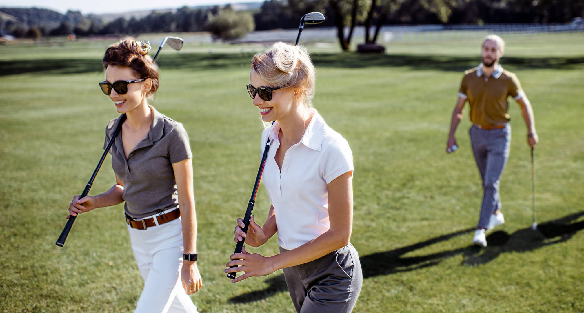 två personer som spelar golf med solglasögon
