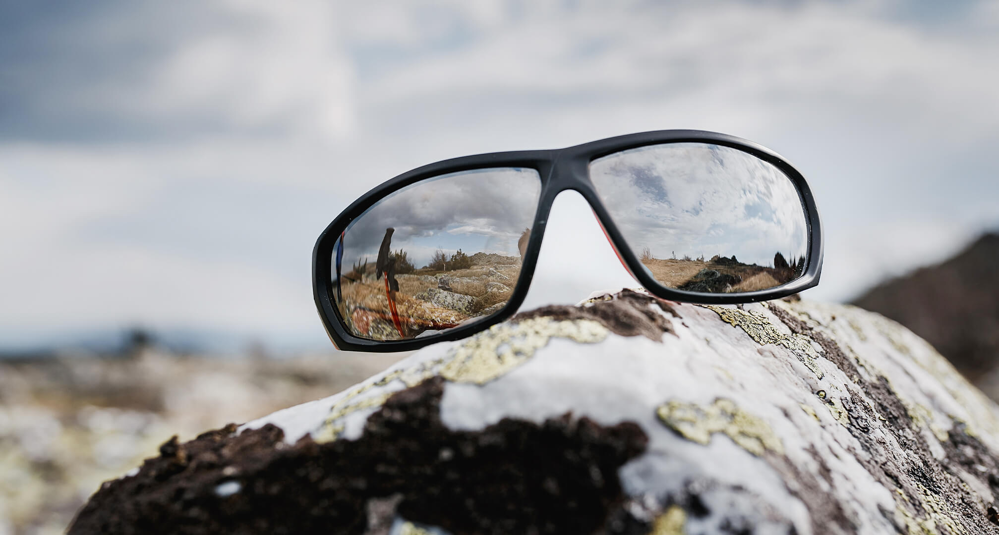 solglasögon med spegelglas på en klippa
