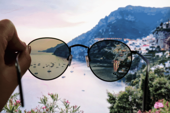 rörlig bild av polariserade solglasögon roterande och mörkare bakgrund