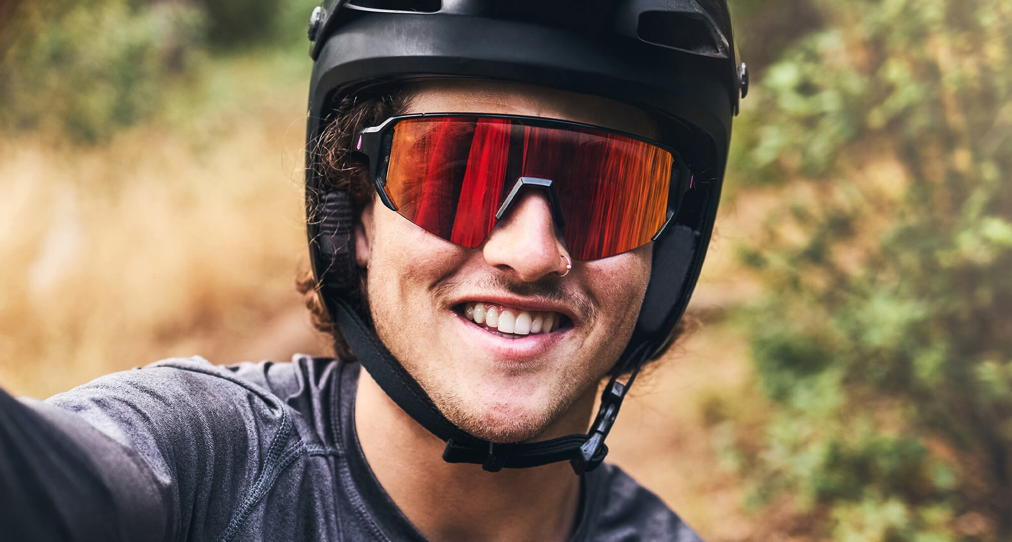 närbild av person med cykelhjälm och solglasögon