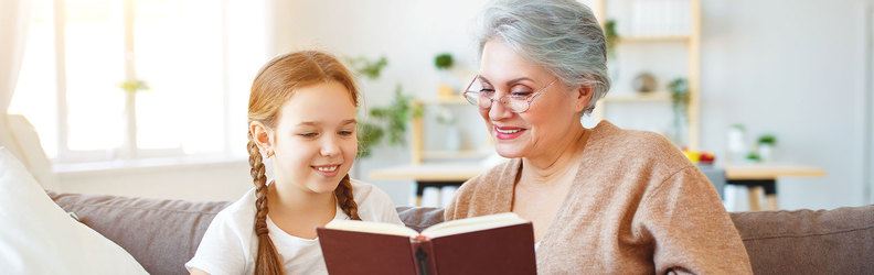 Barn och vuxen som läser en bok