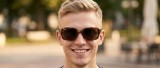Ray-Ban RB4068 642/57 60 Manlig modell framifrån